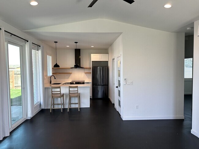 Foto del edificio - A Bright & Contemporary Home in Pasco