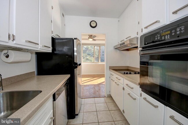 Foto del edificio - 4101 Cathedral Ave NW