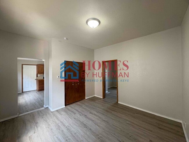 Building Photo - Two Bedroom House | Move in Ready