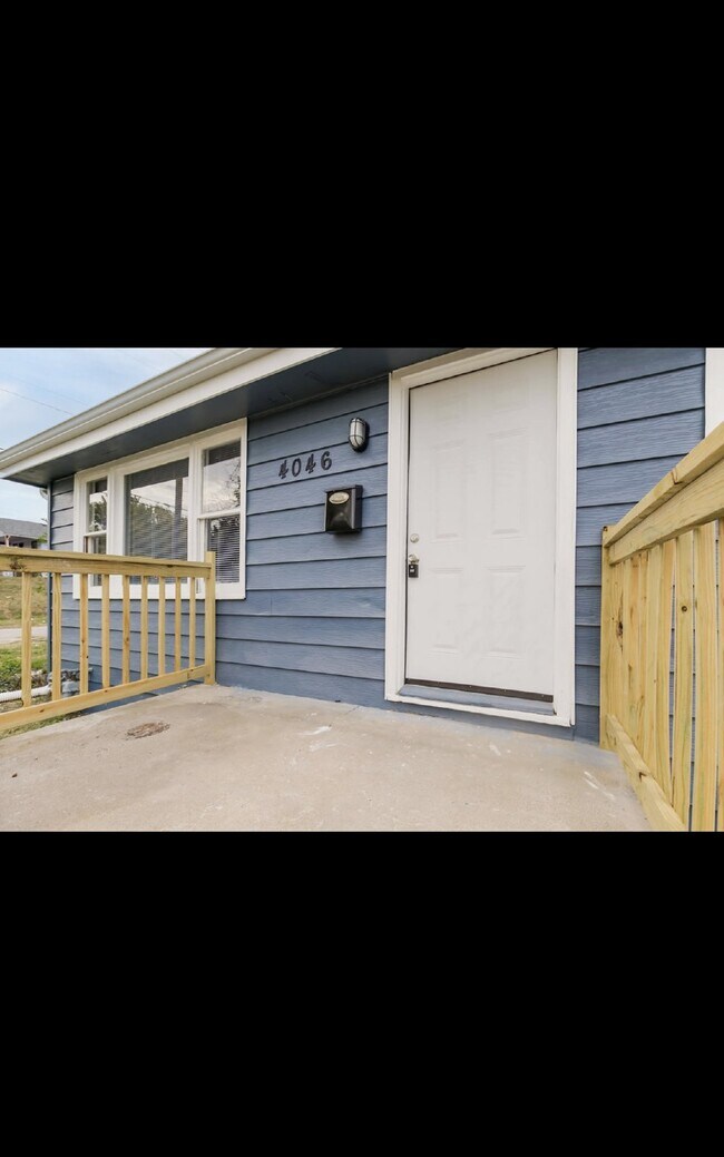 Building Photo - Spacious 5-Bedroom Gem on Monroe Avenue wi...