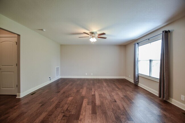 Building Photo - Pet Friendly in Rossview!
