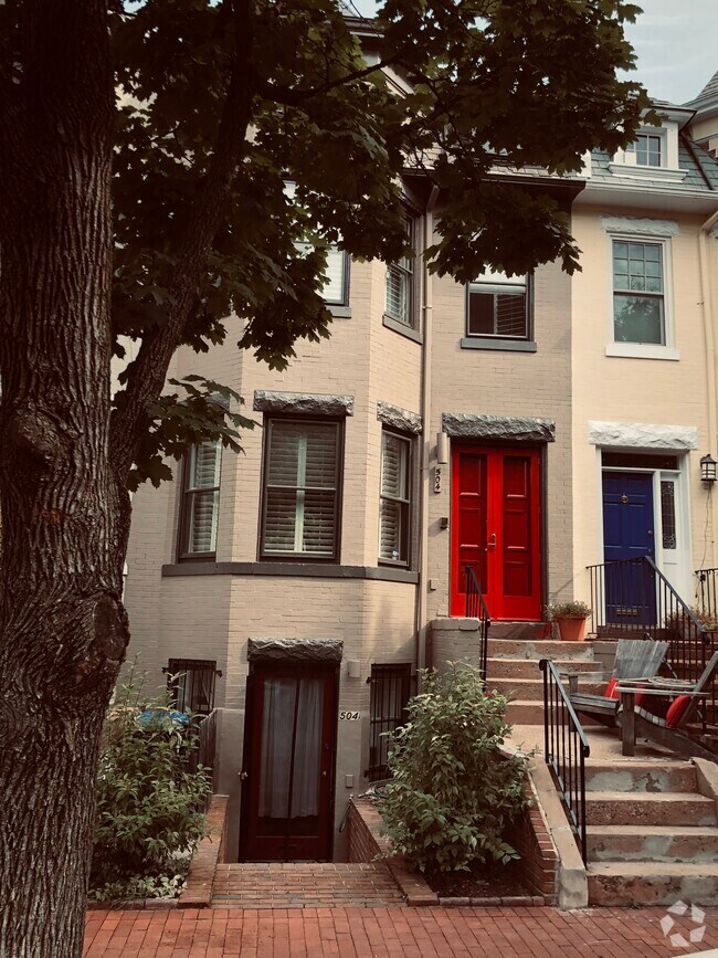 Building Photo - 504 E St NE