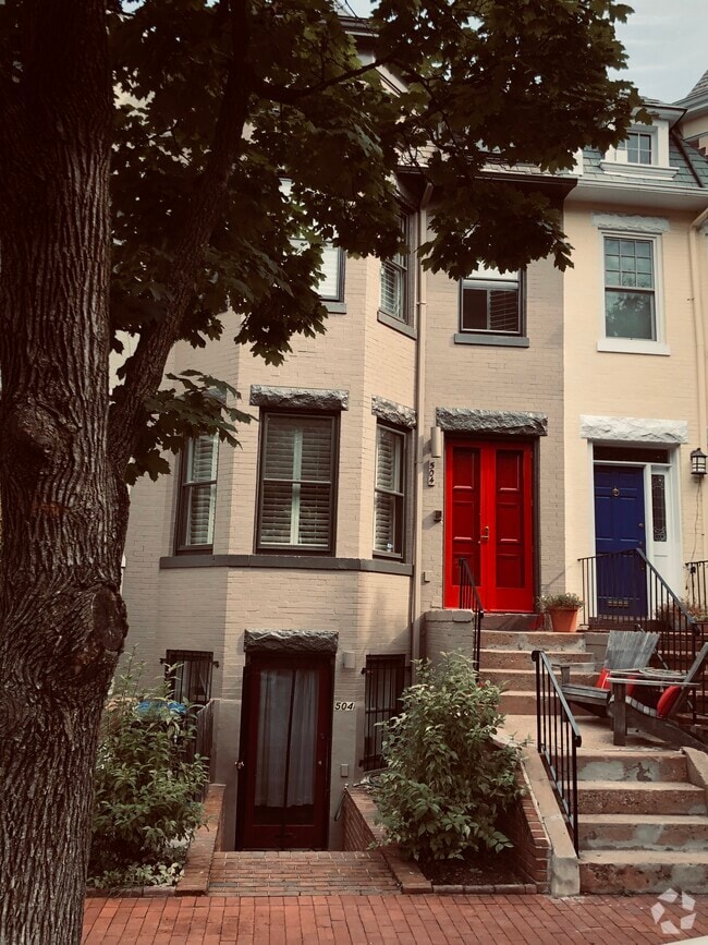 Building Photo - 504 E St NE