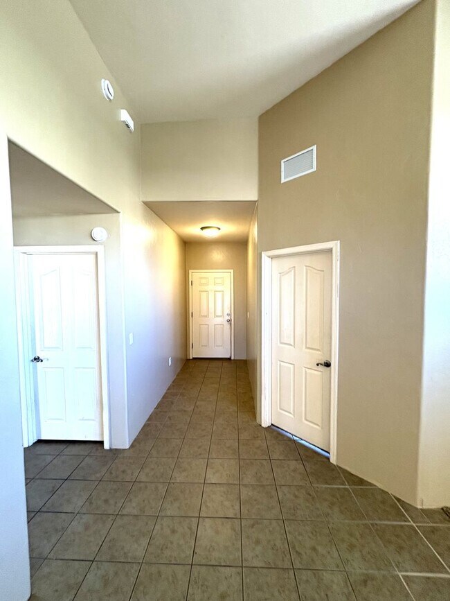 Foto del edificio - Great eastside location on cul-de-sac Four...