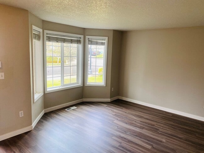Building Photo - 812 Lark Dr