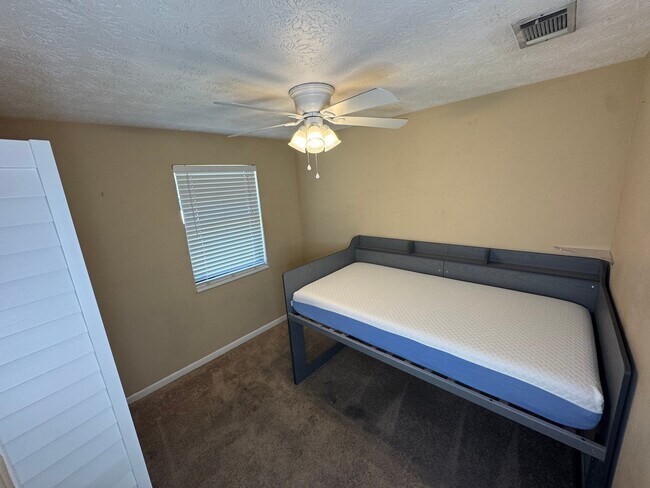 Foto del edificio - 8229 Frost St N
