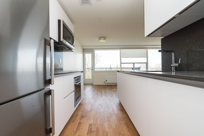 Building Photo - 150 The Donway W