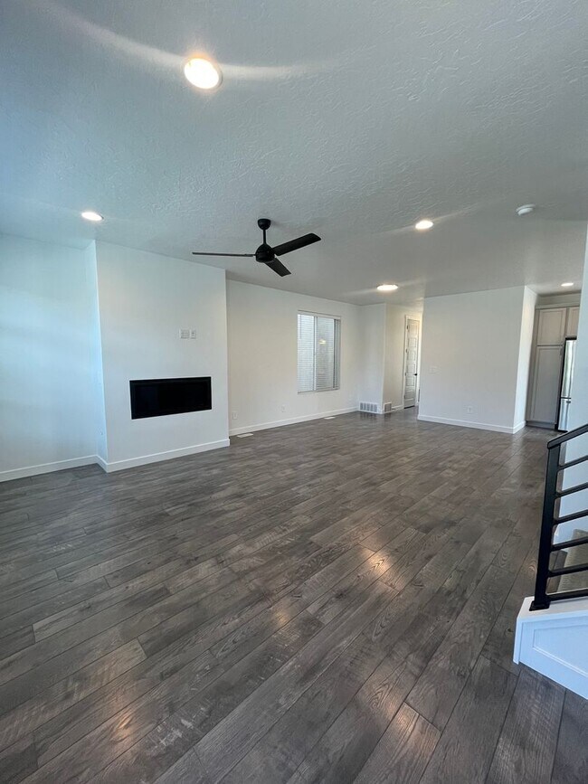 Foto del edificio - Spacious 3 Bed 2.5 Bath Home Available Jun...