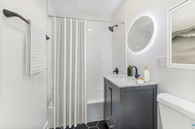 Foto del edificio - Renovated 2 bed 2 bath Lincoln Square Apartment!