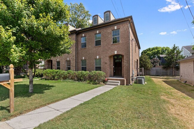 Building Photo - Great Walkable Neighborhood! 3Bed 2.5 Bath...