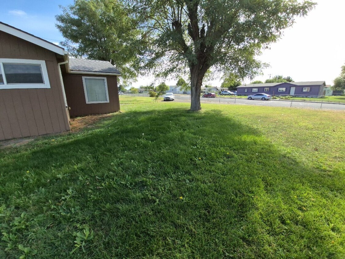 Building Photo - Charming 3-bedroom, 1-bathroom home locate...