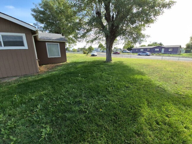 Foto del edificio - Charming 3-bedroom, 1-bathroom home located in the vibrant community of Pasco, WA.