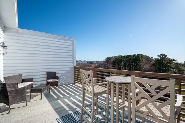 Foto del edificio - FURNISHED OFF-SEASON MONTHLY RENTAL - AVAI...
