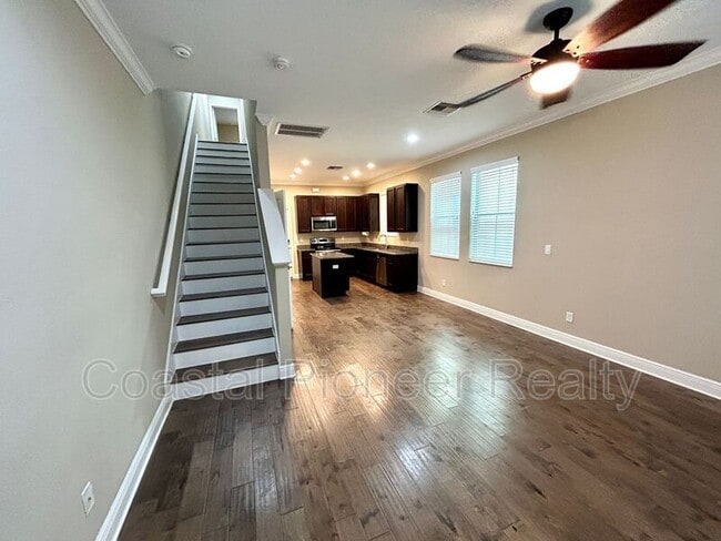 Building Photo - 851 Aurora Way