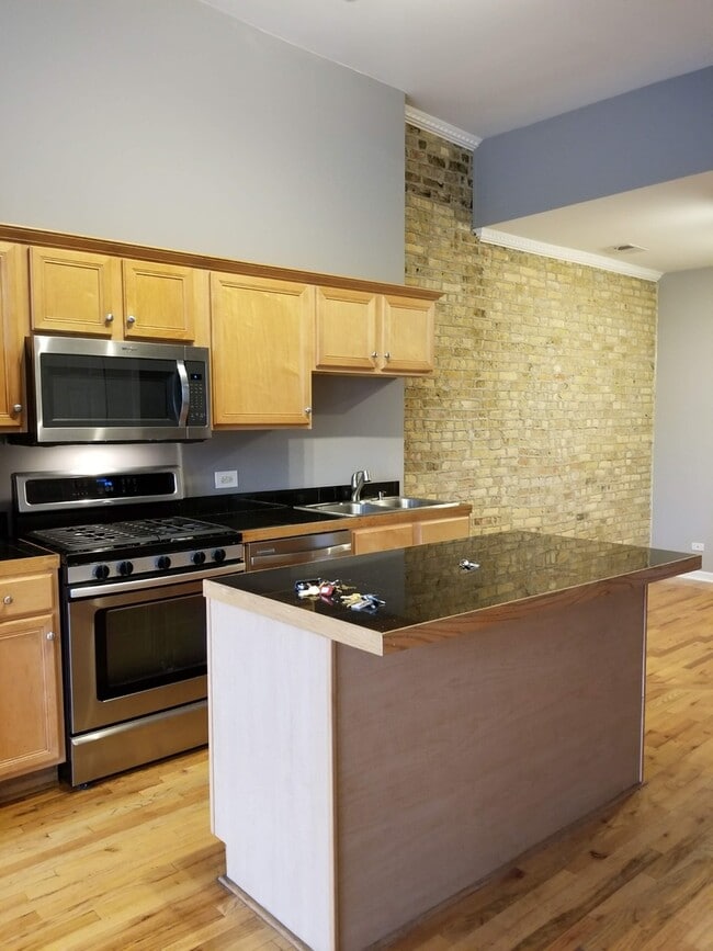 Building Photo - 533 N Ashland Ave