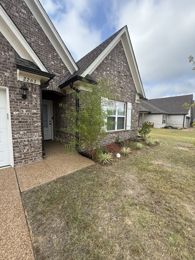 Building Photo - 2263 Dela Dr