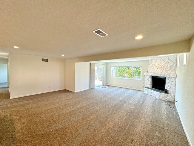 Building Photo - Great 3B/2BA House in Oceanside!