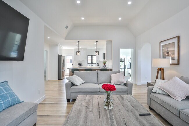 Foto del edificio - Fully Furnished 3BR Home in Long Beach W/ Appliances