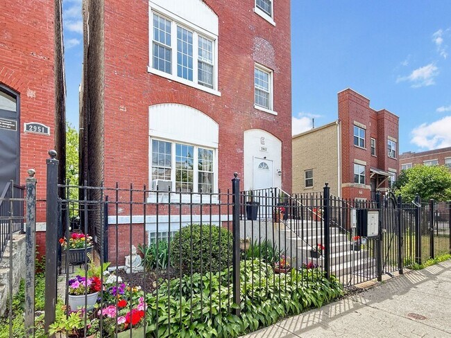 Foto del edificio - 2953 W Warren Blvd