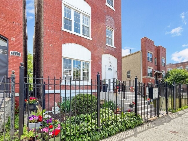 Building Photo - 2953 W Warren Blvd