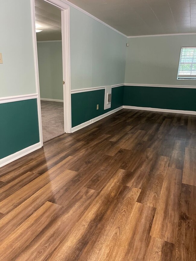Foto del edificio - Basement Lower unit - Eastside 1 Bedroom, ...