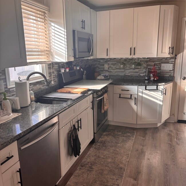 Building Photo - 466 Windsor Dr