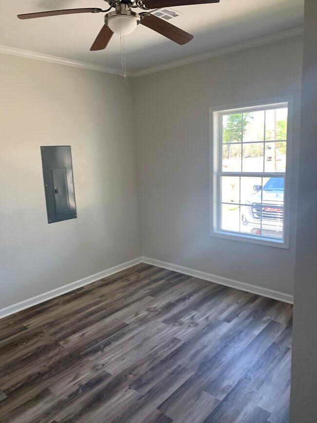 BR 1 - 109 Duhon St