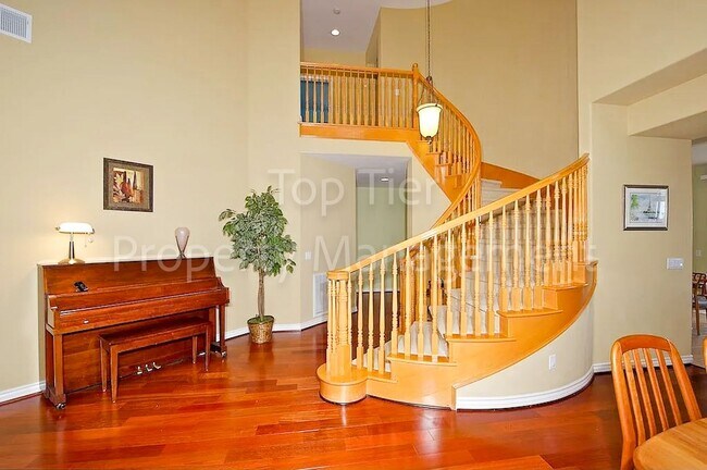 Foto del edificio - Stunning 5-Bedroom Home with Breathtaking ...