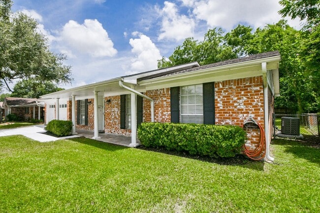 Building Photo - 2303 Willow Blvd