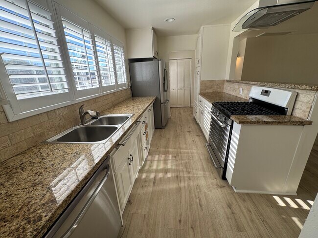 Foto del edificio - 1121 Calle Tulipan