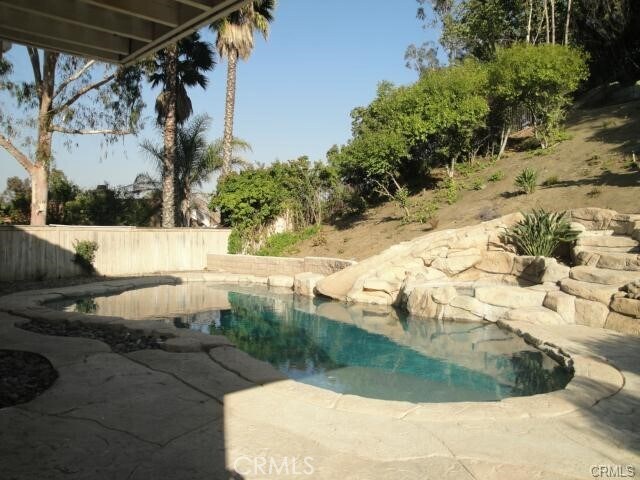 Foto del edificio - 2124 Siskiyou Ln