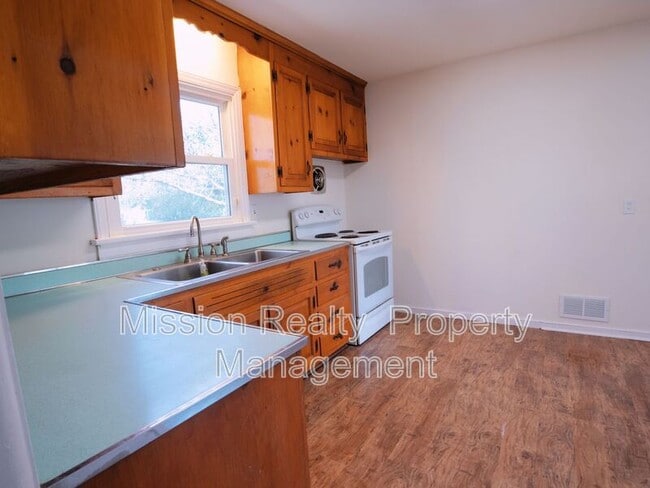 Foto del edificio - 2500 Byron St