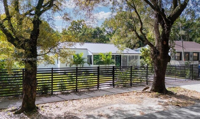 Foto del edificio - 5220 SW 6th St