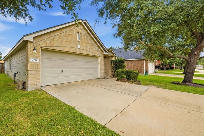 Foto del edificio - 7719 Serene Wood Ln