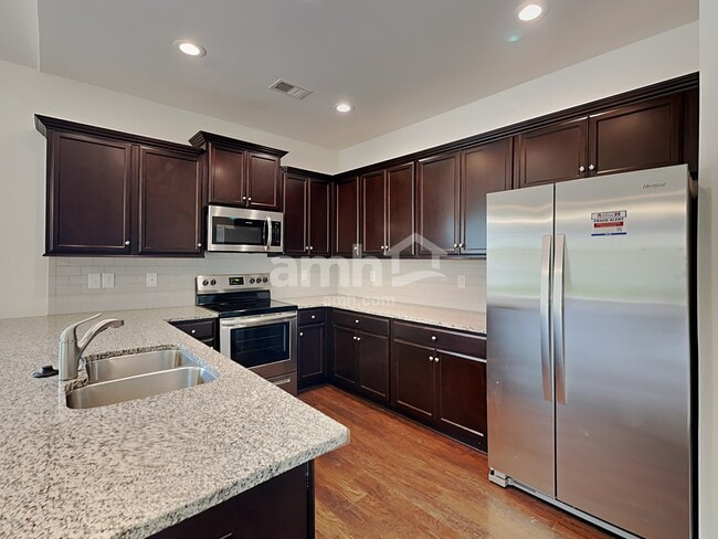 Foto del edificio - 553 Friar Park Ln