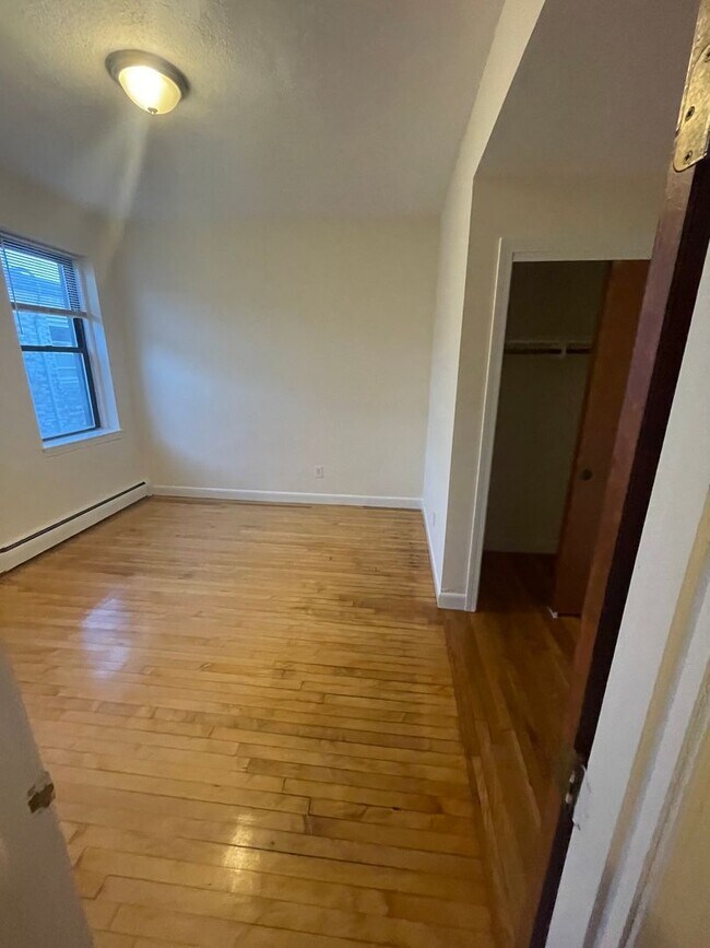 Foto del edificio - Nice, large 1 bed available now with heat included with the rent!