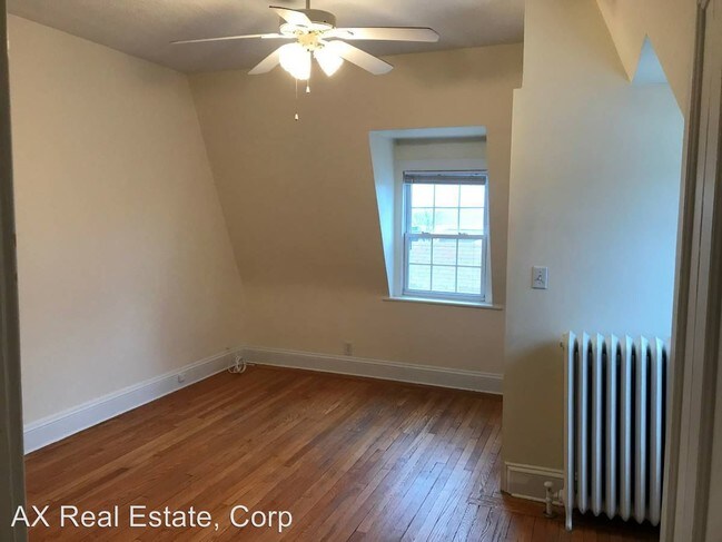 Building Photo - 2 br, 1 bath Apartment - 11 Maurice Ave