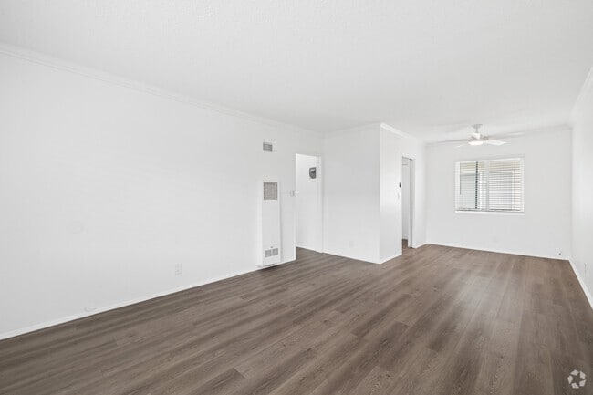 1BR, 1BA - 675SF - Living Room - 636 E. 97th St.