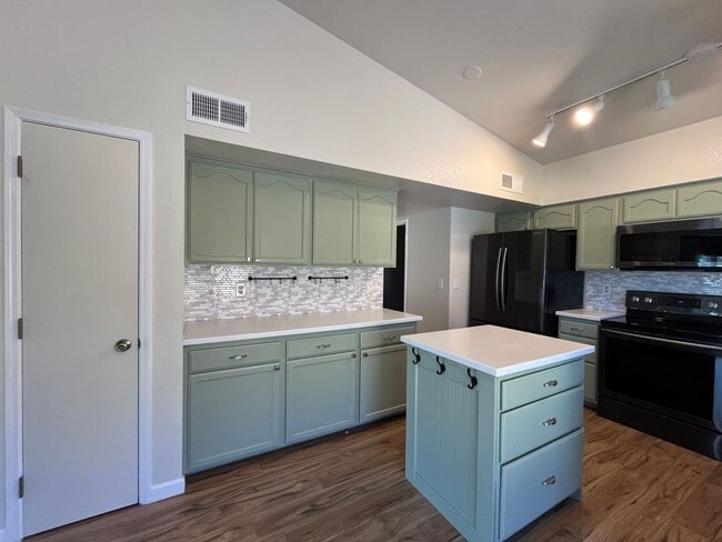 Building Photo - 3 Bedroom Home