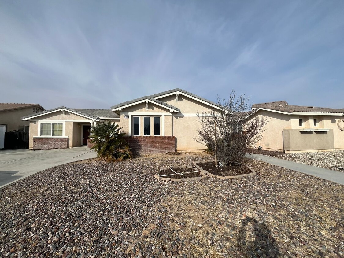 Primary Photo - Home Available in Victorville!