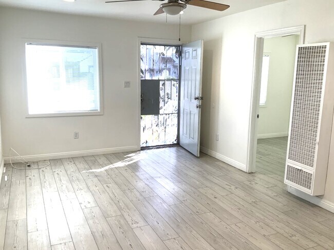 Building Photo - 1603 W 60th Pl