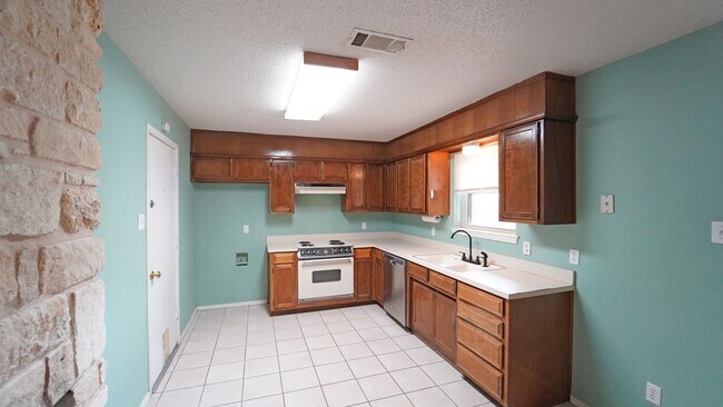 Foto del edificio - FOR LEASE! 3 BR - 2 BA - 1 Car Garage - Br...