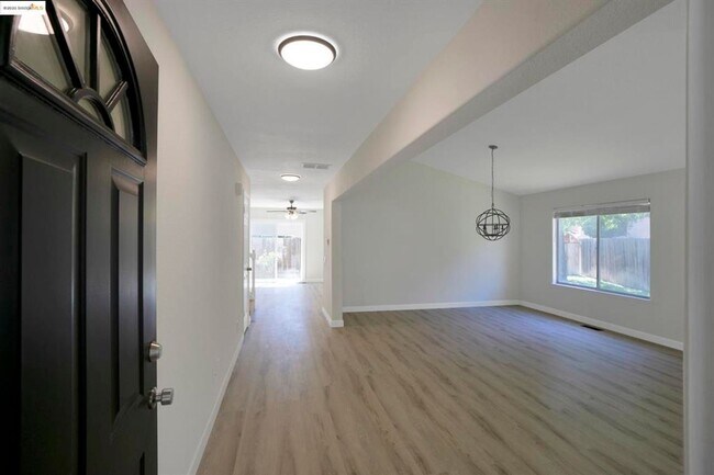 Building Photo - GREAT CUL DE SAC LOCATION IN PRIME TRACY N...
