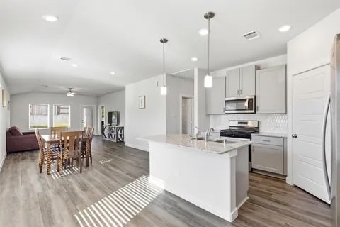 Foto del edificio - 216 Shore Pointe Ct