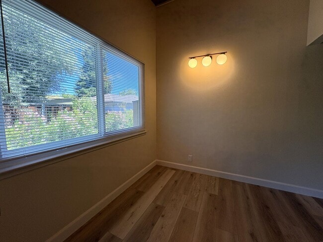 Foto del edificio - Spacious 1-Bedroom Apartment Available now