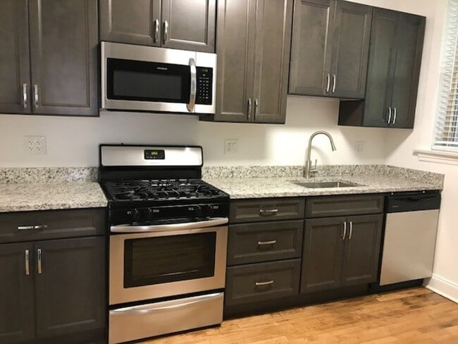 Building Photo - 4140 N Clarendon Ave