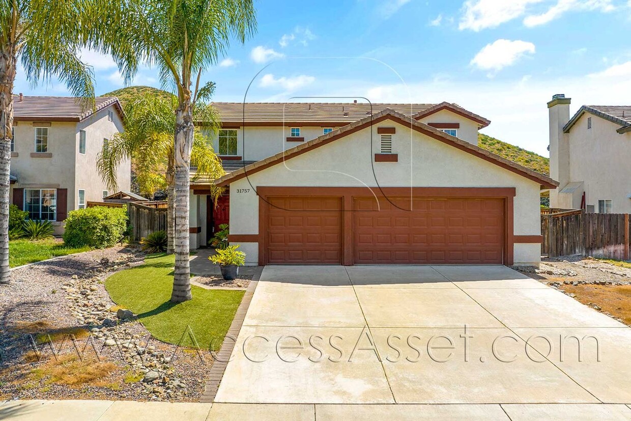 Primary Photo - Spacious And Comfortable 3 bed/2.5 Bath Ho...