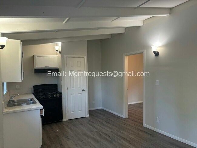 Building Photo - 1180 W Valencia Dr