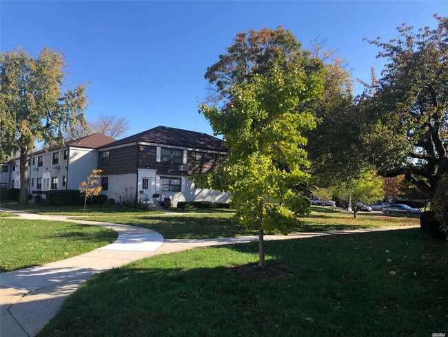 Building Photo - 136-27-136-68 68th Dr
