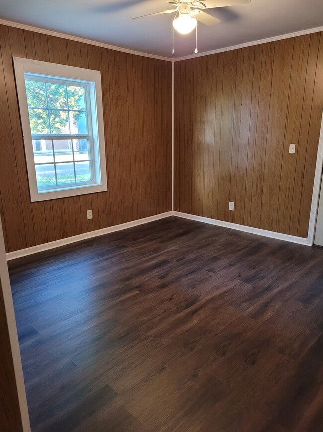 Bedroom - 129 E Walnut St